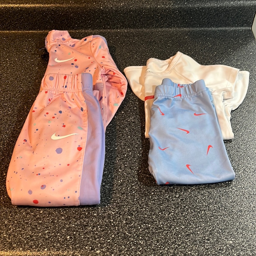 Bundle of girl’s Nike sets.